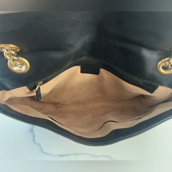 Gucci - GG Marmont Medium Matelassé
Shoulder / Crossbody Bag Chevron Leather - Picture 11 of 17